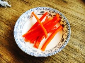 将辅助食材红色的彩椒切成丝。