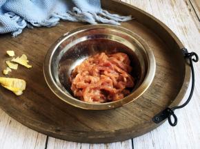 放入少许的盐、少许的白胡椒粉、1勺的料酒、1勺的料酒抓匀，腌制10分钟。