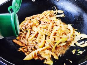 放入少许的白胡椒粉。