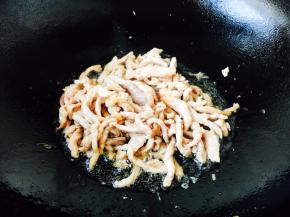 热锅凉油放入肉丝，炒至颜色发白盛出备用。