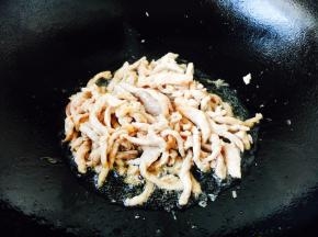 热锅凉油放入肉丝，炒至颜色发白盛出备用。