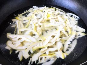 把切好的春笋焯水，焯水时水开后煮2分钟，然后捞出备用。