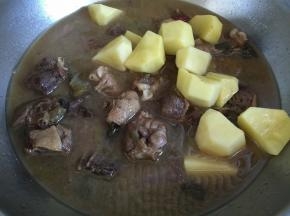 放入土豆块和盐，继续炖约10分钟至土豆熟烂