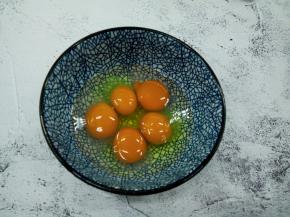 鸡蛋5个，依次磕入碗里