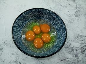 鸡蛋5个，依次磕入碗里