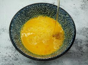 料酒半勺（加了料酒，炒好的鸡蛋更加蓬松）用筷子再搅打几下就可以了
