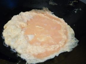 锅热放宽油，油热倒鸡蛋液，开大火，