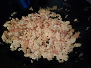 等鸡蛋液凝固后，用筷子把鸡蛋液炒散