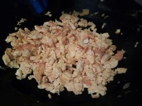 等鸡蛋液凝固后，用筷子把鸡蛋液炒散