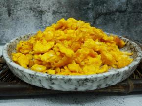 炒好的鸡蛋碎，一定要摊开凉一点，