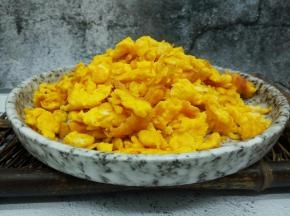 炒好的鸡蛋碎，一定要摊开凉一点，