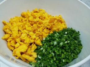 鸡蛋碎，沙葱末都放入一个大碗里