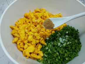 十三香加半勺，芝麻油一勺，用筷子搅拌馅