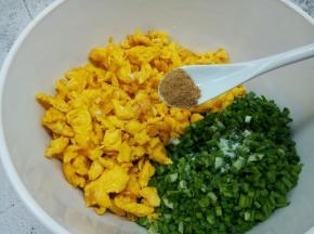 十三香加半勺，芝麻油一勺，用筷子搅拌馅