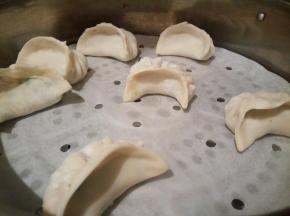 蒸锅添上水，水开，垫一张油纸，放上饺子，盖好盖子，上汽以后，大火再蒸5分钟。