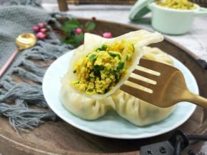 咬一口，馅料好多，沙葱的香味，扑鼻而来。