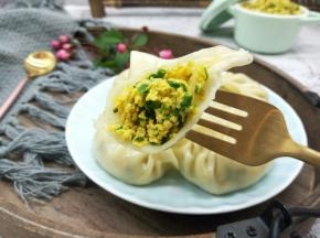 咬一口，馅料好多，沙葱的香味，扑鼻而来。