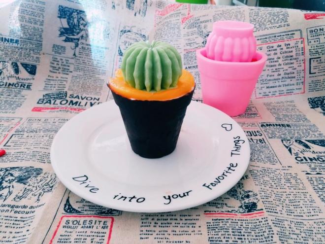 仙人球花盆酸奶黄桃慕斯