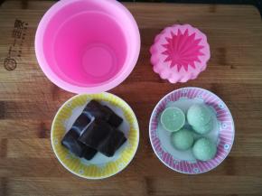 准备好如意坊仙人球硅胶模和巧克力。