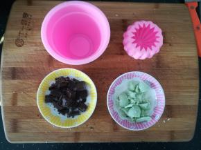 把巧克力切碎。