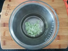 放入干净的容器里隔水加热至45℃。记住水温不要超过60℃，以免巧克力油脂分离。