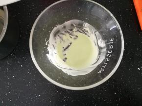 融化好的巧克力溶解后降温至35℃，就可以倒入模具中。