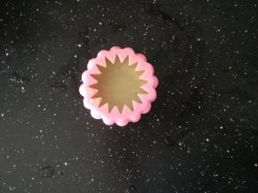 倒入模具中，旋转，让巧克力挂满四壁，稍微冷藏一些。