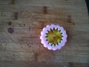 然后加入黄桃丁