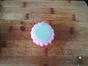 最后倒入巧克力封口。放入冰箱冷藏。