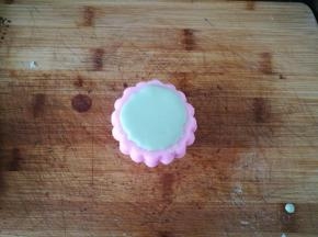 最后倒入巧克力封口。放入冰箱冷藏。