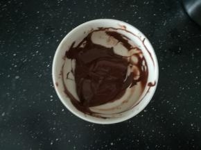 黑色巧克力也是一样融化，