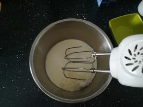 淡奶油加入适量的糖，打发至出现纹路即可。