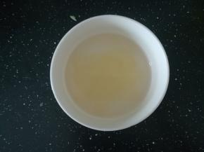 吉利丁片冷水泡软。