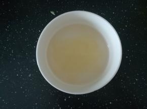 吉利丁片冷水泡软。