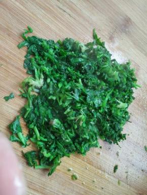 捞出淋水并切成碎