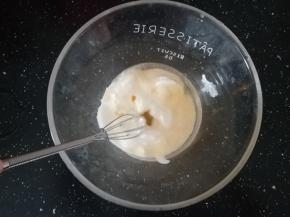 放入酸奶中搅拌均匀。