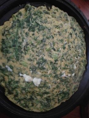 电饼铛抹少许油倒入面糊并摊平