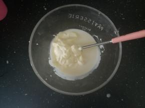 加入打发好的淡奶油，一起搅拌均匀。