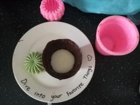 给黑巧克力杯中放入一部分慕斯糊