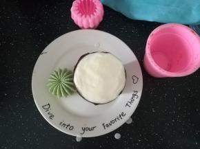 这样一直到加完黄桃丁。最后慕斯糊封口。放入冰箱冷藏4个小时。