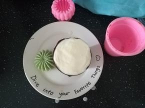 这样一直到加完黄桃丁。最后慕斯糊封口。放入冰箱冷藏4个小时。