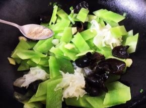 放入莴笋，木耳和银耳，翻炒均匀，放入少许的白胡椒粉。