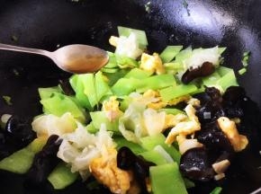 放入1勺的花椒油，翻炒均匀。