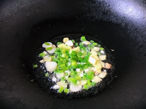 热锅凉油，放入姜片、蒜片、葱花爆香。