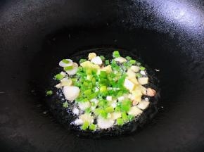 热锅凉油，放入姜片、蒜片、葱花爆香。