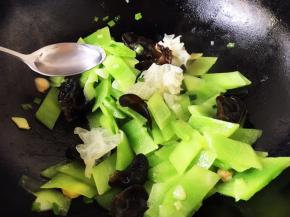 放入1勺的料酒。