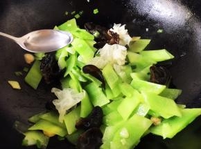 放入1勺的料酒。