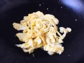 将鸡蛋炒熟，盛出备用。