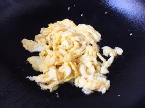 将鸡蛋炒熟，盛出备用。