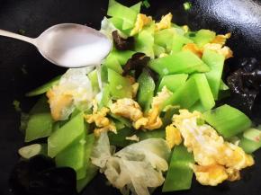 放入1勺的水淀粉勾芡。